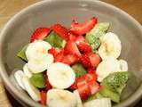 Salade de fruits : banane, fraise, kiwi