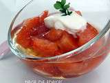 Nage de fraises au Pineau et sa quenelle de crème
