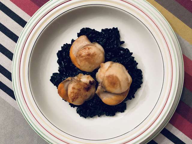 Tagliatelles à l'encre de Seiche, St Jacques et Seiches sautées à