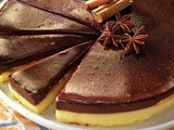 Gâteau au chocolat froid avec crème et biscuits