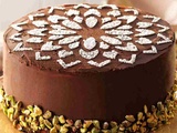 Gâteau avec garniture au chocolat, pistache et pochoir à sucre