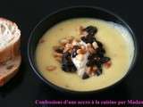 Crème de courgette au fromage frais, olives noires, pignons de pins