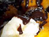 Banane glacée tropicale sur lit de chocolat et noix de coco