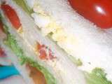 Club sandwich au blanc de poulet, oeufs brouillés, crudités mayonnaise