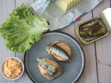 Tartines au beurre de poivron pimenté et sardines