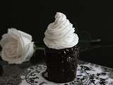Cupcake follement décadent au chocolat noir, glaçage vanille