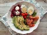 Bowl de crudités, œuf dur et truite fumée