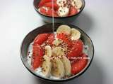 Bowl de yaourt aux graines, banane et pomélo