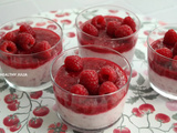 Coupes de petits suisses à la confiture de framboises