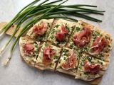 Pinsa ail et fines herbes, oignon et jambon de Parme