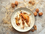 Porridge crémeux au yaourt, poire et noix