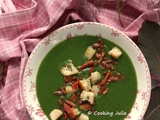 Velouté courgette-épinards et son crumble de lardons