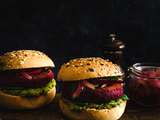 Veggie Burger à la betterave, pickles d’oignons rouge et avocat