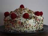 Gâteau à étages (layer cake) à la crème au mascarpone, chocolat blanc et framboises