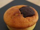 Muffins tout simple fourrés aux minis tablettes de chocolat noir bio