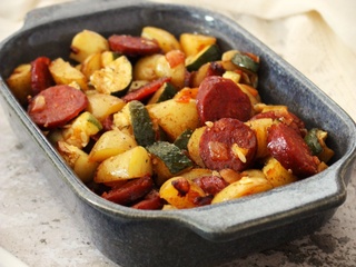 Pommes de terre et courgettes rôties au four et chorizo grillé