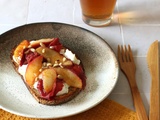 Tartine de burrata, bresaola et pêches rôties
