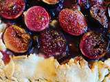 Tarte rustique aux prunes, raisins et figues