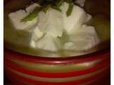 Soupe froide à la courgettes, salade et menthe