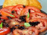 Salade de tomates, concassé d'olives noires et chips de parmesan