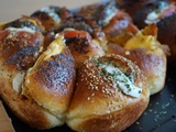 Brioche fourrée Mozza/Beurre à l’ail, burger, et Poulet épicé