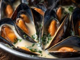Moules à la crème et au vin blanc : mon astuce pour une sauce parfaitement onctueuse