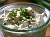 Sauce yaourt grec et ciboulette : mon astuce fraîcheur express