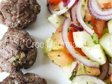 Boulettes de boeuf, salade grecque et sauce au yaourt