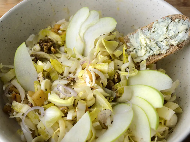 Recette salade d'endives aux noix - Marie Claire