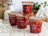 Bocaux de cerises au sirop