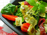 Salade printanière aux Ravioles à poêler Basilic, Pousses d’épinards et Fraises