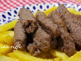Adana kebab ou brochettes turques de viande hachée épicée et grillée sur feu de braises