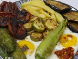 Assiette algérienne- plat d'été par excellence - œufs et légumes de saison frits