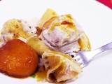 Boules de glace cerise sur lit de pêche caramelisee et crêpe moelleuse-goûter et dessert