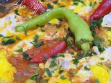 Chakchouka aux olives et piments forts sans oignon sur un lit de frites