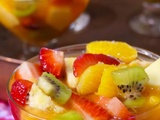 Coupe de fruits-fraise-orange-pomme- kiwi au jus d'orange et de citron au miel pur