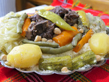 Couscous roulé fraîchement à l'agneau au chou et légumes