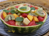 Écorce de pastèque en coupe de salade de fruits d'été