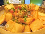 Entrée de pommes de terre frites- charmoula piquante aux tomates fraîches aux oignons-câpres et vinaigre