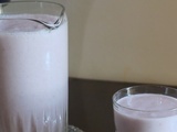 Milk-shake aux fraises et aux dattes au yaourt et miel pur d'abeilles