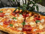 Pinsa tomate-mozzarella et basilic