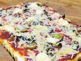 Pizza- pâte au yaourt - poivron grillé et fondue de tomates aux deux fromages