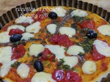 Pizza ronde tomate concassée- anchois et gruyère en morceaux