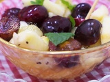 Salade de fruits aux cerises-kiwi et pommes au sirop de citron à la menthe fraîche