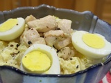 Salade de pommes de terre à la mayonnaise - poulet sauté et œufs durs