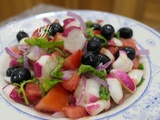 Salade de radis aux oignons et tomates à la menthe fraîche