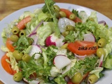 Salade variée - frisée- radis-concombre- tomate- vinaigrette aux oignons