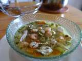 Soupe de crevettes-poulet et légumes pour ramadan