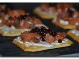 Biscuits apéritifs au saumon et caviar de vinaigre de tomate
