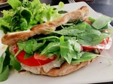 Pinsa sandwich aux Roquefort, tomates jambon et roquette